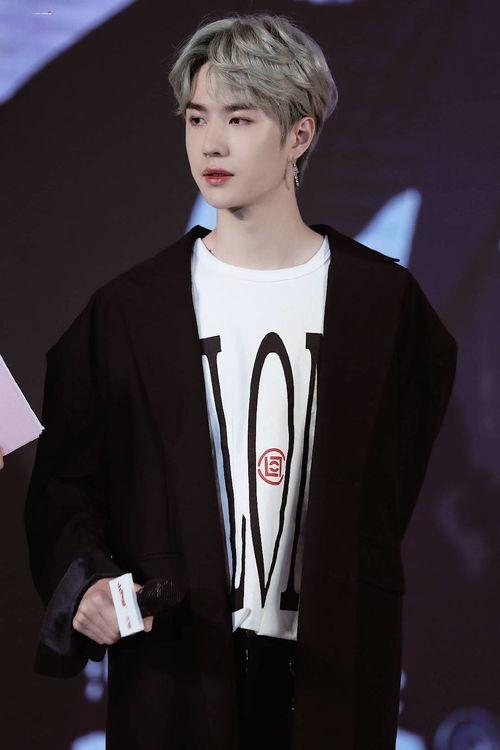 王一博邻居爆料了吗视频,揭秘明星邻里的真实生活  第1张